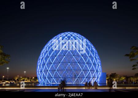 ABU DHABI, EMIRATI ARABI UNITI - 22 ottobre 2021: Ingresso dei visitatori alla Grande Moschea dello Sceicco Zayed (SZGM) ad Abu Dhabi. Foto Stock