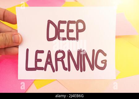 Didascalia di testo che presenta Deep Learning. Parola scritta su astrazioni gerarchiche algoritmo di intelligenza artificiale Multiple assorted Collection Office Foto Stock