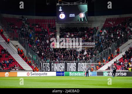 Praga - i fan di Feyenoord durante la partita tra SK Slavia Prague e Feyenoord all'Eden Arena il 14 aprile 2022 a Praga, Repubblica Ceca. (Da Box a Box Pictures/Tom Bode) Foto Stock