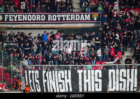 Praga - i fan di Feyenoord durante la partita tra SK Slavia Prague e Feyenoord all'Eden Arena il 14 aprile 2022 a Praga, Repubblica Ceca. (Da Box a Box Pictures/Yannick Verhoeven) Foto Stock