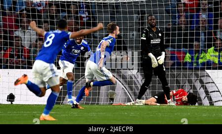 EINDHOVEN - Leicester City FC celebra il 1-2, il portiere del PSV Eindhoven Yvon Msogno, Andre Ramalho o il PSV Eindhoven Lie sconfitto in campo durante la partita finale della Conference League tra il PSV e il Leicester City FC allo stadio Phillips il 14 aprile 2022 a Eindhoven, nei Paesi Bassi. ANP OLAF KRAAK Foto Stock