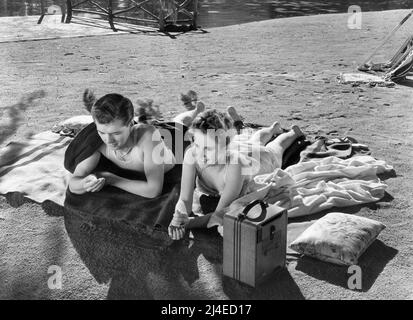 Robert Hutton, Joyce Reynolds, sul set del film, 'Janie', Warner Bros., 1944 Foto Stock