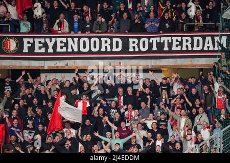 Praga - i fan di Feyenoord durante la partita tra SK Slavia Prague e Feyenoord all'Eden Arena il 14 aprile 2022 a Praga, Repubblica Ceca. (Da Box a Box Pictures/Tom Bode) Foto Stock