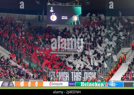 PRAGA, PAESI BASSI - APRILE 14: Fans of Feyenoord durante le finali del quartiere UEFA Europa League partita tra Slavia Praga e Feyenoord all'Eden Arena il 14 Aprile 2022 a Praga, Paesi Bassi (Foto di Geert van Erven/Orange Pictures) Foto Stock