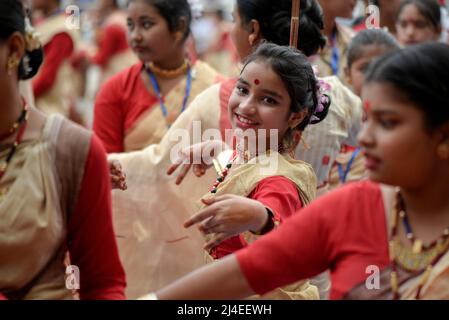 Le ragazze hanno partecipato ad un tradizionale laboratorio di danza Bihu, prima del festival Rongali Bihu a Guwahati, Assam, India domenica 10 aprile 2022. Il festival di Rongali Bihu segna l'inizio del nuovo anno assamese. Foto Stock