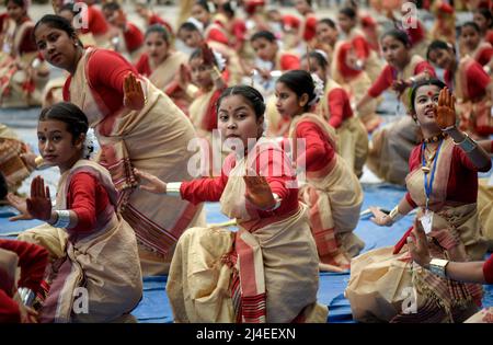 Le ragazze hanno partecipato ad un tradizionale laboratorio di danza Bihu, prima del festival Rongali Bihu a Guwahati, Assam, India domenica 10 aprile 2022. Il festival di Rongali Bihu segna l'inizio del nuovo anno assamese. Foto Stock