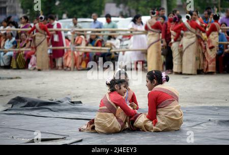 Le ragazze hanno partecipato ad un tradizionale laboratorio di danza Bihu, prima del festival Rongali Bihu a Guwahati, Assam, India domenica 10 aprile 2022. Il festival di Rongali Bihu segna l'inizio del nuovo anno assamese. Foto Stock