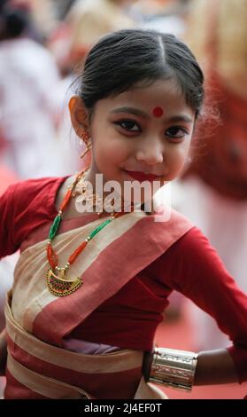 Le ragazze hanno partecipato ad un tradizionale laboratorio di danza Bihu, prima del festival Rongali Bihu a Guwahati, Assam, India domenica 10 aprile 2022. Il festival di Rongali Bihu segna l'inizio del nuovo anno assamese. Foto Stock