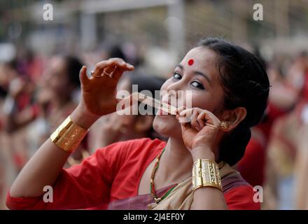 Le ragazze hanno partecipato ad un tradizionale laboratorio di danza Bihu, prima del festival Rongali Bihu a Guwahati, Assam, India domenica 10 aprile 2022. Il festival di Rongali Bihu segna l'inizio del nuovo anno assamese. Foto Stock