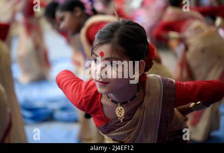 Le ragazze hanno partecipato ad un tradizionale laboratorio di danza Bihu, prima del festival Rongali Bihu a Guwahati, Assam, India domenica 10 aprile 2022. Il festival di Rongali Bihu segna l'inizio del nuovo anno assamese. Foto Stock