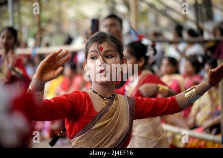 Le ragazze hanno partecipato ad un tradizionale laboratorio di danza Bihu, prima del festival Rongali Bihu a Guwahati, Assam, India domenica 10 aprile 2022. Il festival di Rongali Bihu segna l'inizio del nuovo anno assamese. Foto Stock