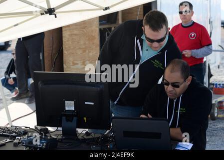 Stati Uniti Air Force 2 Lt. Nicholas Martin e il cap. Melvin bianco, membri del team battenti Gatorz da Wright-Patterson Air Force Base in Ohio, effettuare controlli finali del loro sistema prima di iniziare i propri scenari durante il 2016 Air Force Research Laboratory comandanti sfida al Nevada National Security Sito, Las Vegas NV., Dic 13, 2016. Le squadre hanno dato sei mesi per sviluppare una completa contro-Unmanned Aerial al sistema di aiuti in base defense. Wright-Patterson il sistema utilizza una telecamera ed un telemetro a laser per rilevare UAS e un attacco drone con attaccato al netto per le intercettazioni e retrieva Foto Stock