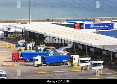 Punto di controllo per gli autocarri dopo l'arrivo al porto di dover, a se Kent, Regno Unito Foto Stock