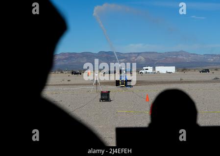 I membri del team di Robins Air Force Base, Ga., monitorare la prova della loro cannone ad acqua e una parte di loro contro-Unmanned Aerial dal sistema all'interno del loro team rimorchio durante il 2016 Air Force Research Laboratory comandanti sfida al Nevada National Security Sito, Las Vegas NV., Dic 13, 2016. Le squadre hanno dato sei mesi per sviluppare un completo sistema di aiuto in base defense. Robins' è un sistema multi-layered sistema integrato che utilizza un radar e sistema di telecamera per il rilevamento e l'identificazione. Esso utilizza anche un cacciatore killer drone di intercettazione e di un cannone ad acqua per la ripresa di essa al di fuori del Foto Stock