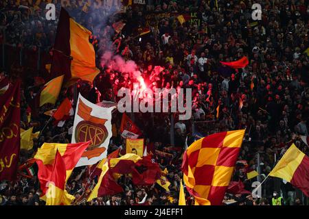 Sostenitori di Roma prima della UEFA Conference League, quarti di finale, partita di calcio a 2nd gambe tra AS Roma e FK Bodo Glimt il 14 aprile 2022 allo Stadio Olimpico di Roma - Foto Federico Proietti / DPPI Foto Stock