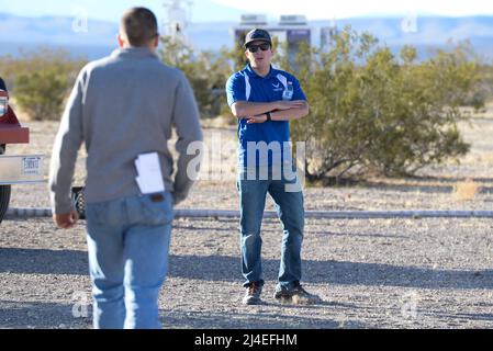 Casey Kleisinger, un membro del team da Robins Air Force Base, Ga., segnali di un compagno di squadra durante uno scenario come parte del 2016 Air Force Research Laboratory comandanti sfida al Nevada National Security Sito, Las Vegas NV., Dic 13, 2016. Le squadre hanno dato sei mesi per sviluppare una completa contro-Unmanned Aerial al sistema di aiuti in base defense. Robins' è un sistema multi-layered sistema integrato che utilizza un radar e sistema di telecamera per il rilevamento e l'identificazione. Esso utilizza anche un cacciatore killer drone di intercettazione e di un cannone ad acqua per sparare fuori del cielo. (U.S. Aria per Foto Stock