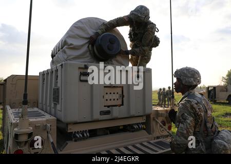Counter mortar Radar - i soldati della Guardia Nazionale dell'Esercito di New York con la squadra di combattimento delle Brigate di fanteria 27th hanno istituito UN RADAR leggero contro mortaio (LCMR) AN/TPQ-50 il 31 luglio 2019, a Fort Drum, New York. La sezione radar per la squadra di combattimento di Brigata di fanteria 27th ha preso un corso sul nuovo sistema radar che era più di una settimana lunga prima dei test sul campo.(la foto della guardia nazionale dell'esercito degli Stati Uniti da Sgt. Andrew Winchell ) Counter razzo, artiglieria, e mortaio, abbreviato C-RAM o counter-RAM, è un insieme di sistemi utilizzati per rilevare e/o distruggere razzi in arrivo, artiglieria, e rotonde di mortaio in aria. Foto Stock