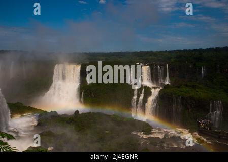 Cascate di Iguazu una delle più grandi del mondo al confine con il Brasile, Argentina, è una popolare destinazione turistica sullo Stato di Paraná, Brasile Foto Stock