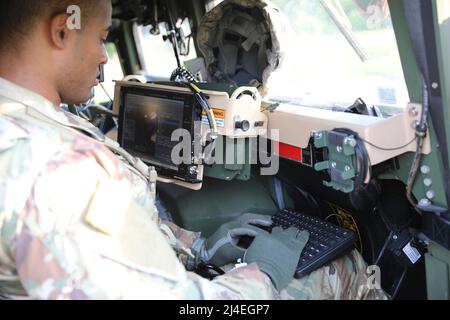 Counter mortar Radar - un soldato della Guardia Nazionale dell'Esercito di New York con la squadra di combattimento di Brigade di fanteria del 27th inserisce comandi nel RADAR DEL mortaio contatore leggero (LCMR) AN/TPQ-50 il 31 luglio 2019, a Fort Drum, New York. La sezione radar per la squadra di combattimento di Brigata di fanteria 27th ha preso un corso sul nuovo sistema radar che era più di una settimana prima di testare sul campo. ( Foto della Guardia Nazionale dell'Esercito degli Stati Uniti di Sgt. Andrew Winchell )Counter razzo, artiglieria, e mortaio, abbreviato C-RAM o counter-RAM, è un insieme di sistemi utilizzati per rilevare e/o distruggere razzi in arrivo, artiglieria, e mortai. Foto Stock