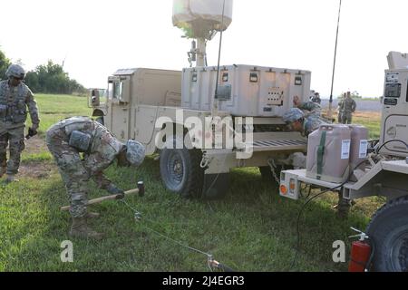 Counter mortar Radar - i soldati della Guardia Nazionale dell'Esercito di New York con la squadra di combattimento delle Brigate di fanteria del 27th hanno istituito L'AN/TPQ-50 Lightweight Counter mortar Radar (LCMR) il 31 luglio 2019, a Fort Drum, New York. La sezione radar per la squadra di combattimento di Brigata di fanteria 27th ha preso un corso sul nuovo sistema radar che era più di una settimana lunga prima dei test sul campo.(la foto della guardia nazionale dell'esercito degli Stati Uniti da Sgt. Andrew Winchell ) Counter razzo, artiglieria, e mortaio, abbreviato C-RAM o counter-RAM, è un insieme di sistemi utilizzati per rilevare e/o distruggere razzi in arrivo, artiglieria, e rotonde di mortaio in aria. Foto Stock