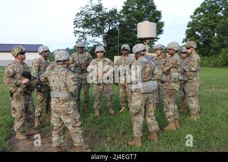 Counter mortar Radar - New York Army National Guard Soldiers with the 27th Infantry Brigade Combat Team review una missione di allenamento imminente, mentre fielding il nuovo AN/TPQ-50 Lightweight Counter mortar Radar (LCMR) il 31 luglio 2019, a Fort Drum, New York. La sezione radar per la squadra di combattimento di Brigata di fanteria 27th ha preso un corso sul nuovo sistema radar che era più di una settimana prima di testare sul campo. ( Foto della Guardia Nazionale dell'Esercito degli Stati Uniti di Sgt. Andrew Winchell ) Foto Stock