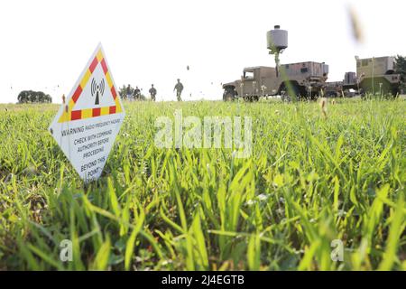 Counter mortar Radar - New York Army National Guard Soldiers with the 27th Infantry Brigade Combat Team treno con IL nuovo AN/TPQ-50 Lightweight Counter mortar Radar (LCMR) il 31 luglio 2019, a Fort Drum, New York. La sezione radar per la squadra di combattimento di Brigata di fanteria 27th ha preso un corso sul nuovo sistema radar che era più di una settimana prima di testare sul campo. ( Foto della Guardia Nazionale dell'Esercito degli Stati Uniti di Sgt. Andrew Winchell ) Counter razzo, artiglieria, e mortaio, abbreviato C-RAM o counter-RAM, è un insieme di sistemi utilizzati per rilevare e/o distruggere razzi in arrivo, artiglieria, e tondi mortaio. Foto Stock