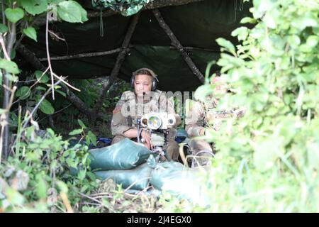 Counter mortar Radar - due soldati della Guardia Nazionale dell'Esercito di New York assegnati alla squadra di combattimento delle Brigate di fanteria del 27th assumono una posizione coperta mentre si allenano con L'AN/TPQ-50 Lightweight Counter mortar Radar (LCMR) il 31 luglio 2019, a Fort Drum, New York. Diverse sezioni dall'interno della squadra di combattimento di Brigata di fanteria 27th hanno lavorato insieme per condurre l'addestramento sia del radar che dell'artiglieria.( foto della Guardia Nazionale dell'Esercito degli Stati Uniti da Sgt. Andrew Winchell ) Counter razzo, artiglieria e mortaio, abbreviato C-RAM o counter-RAM, è un insieme di sistemi utilizzati per rilevare e/o distruggere mortai in arrivo. Foto Stock