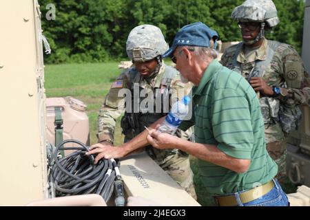 Jacques Hamellin, un istruttore con radar PM, mostra ai soldati nella sezione radar della squadra di combattimento di Brigata di fanteria 27th come immagazzinare i cavi per il radar mentre fielding il nuovo RADAR DEL contatore di PESO leggero (LCMR) DI AN/TPQ-50 il 31 luglio 2019, a Fort Drum, New York. Hamellin è un membro di servizio in pensione dall'Oklahoma.(foto della Guardia Nazionale dell'Esercito degli Stati Uniti da Sgt. Andrew Winchell ) Counter razzo, artiglieria, e mortaio, abbreviato C-RAM o counter-RAM, è un insieme di sistemi utilizzati per rilevare e/o distruggere razzi in arrivo, artiglieria, e rotonde di mortaio in aria prima di colpire i loro obiettivi. Foto Stock