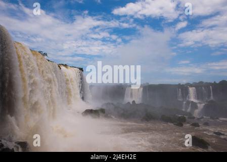 Cascate di Iguazu una delle più grandi del mondo al confine con il Brasile, Argentina, è una popolare destinazione turistica sullo Stato di Paraná, Brasile Foto Stock