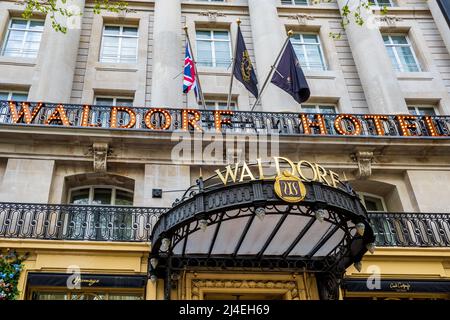 The Waldorf Hotel London - The Waldorf Hilton London - storico hotel situato su Aldwych, nel centro di Londra. Architetto Alexander Marshall Mackenzie 1908. Foto Stock