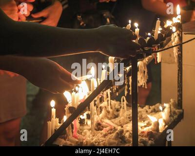 Manila, Filippine. 14th Apr 2022. Devoti candele di luce in commemorazione del Giovedi Maundy. I devoti cattolici nelle Filippine affollano la Chiesa di San Agustin ad Intramuros, Manila. Uno dei loro rituali è quello di visitare le diverse sette chiese o 'Visita Iglesia'. Esso commemora l'istituzione eucaristica di Gesù Cristo durante l'ultima cena con i suoi Apostoli. Credit: SOPA Images Limited/Alamy Live News Foto Stock