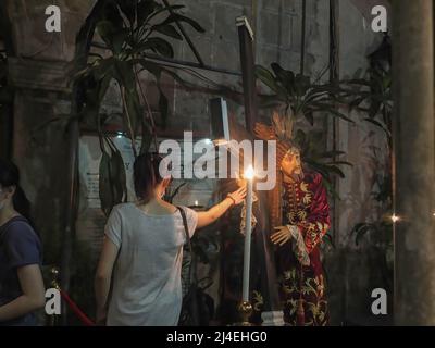 Manila, Filippine. 14th Apr 2022. Un devoto ha visto toccare la mano del Santo Enerro durante il Giovedì Maundy. I devoti cattolici nelle Filippine affollano la Chiesa di San Agustin ad Intramuros, Manila. Uno dei loro rituali è quello di visitare le diverse sette chiese o 'Visita Iglesia'. Esso commemora l'istituzione eucaristica di Gesù Cristo durante l'ultima cena con i suoi Apostoli. (Foto di Josefiel Rivera/SOPA Images/Sipa USA) Credit: Sipa USA/Alamy Live News Foto Stock