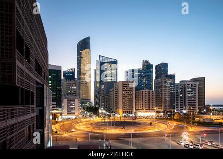 ABU DHABI, EMIRATI ARABI UNITI - 30 ottobre 2021: Torri residenziali e uffici intorno a Piazza Etihad in Sheikh Rashid Bin Saeed Street ad Abu Dhabi. Foto Stock