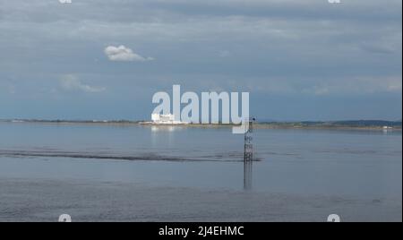 Centrale nucleare di Oldbury (smantellata) presa dall'altra parte del fiume Wye Foto Stock