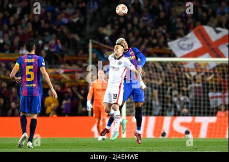 BARCELLONA, SPAGNA - APRILE 14: Rafael Santos Borre di Eintracht Francoforte, Ronald Araujo del FC di Barcellona durante i quarti di finale della UEFA Europa League, seconda tappa tra il FC Barcellona e Eintracht Francoforte allo stadio Camp Nou il 14 Aprile 2022 a Barcellona, Spagna (Foto di DAX Images/Orange Pictures) Foto Stock