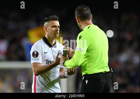 BARCELLONA, SPAGNA - 14 APRILE: Rafael Santos Borre di Eintracht Francoforte durante le finali della UEFA Europa League, seconda tappa tra il FC Barcellona e l'Eintracht Francoforte allo stadio Camp Nou il 14 aprile 2022 a Barcellona, Spagna (Foto di DAX Images/Orange Pictures) Foto Stock