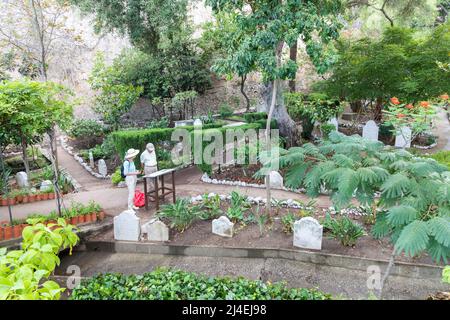 Due persone che leggono un cartello informativo nel cimitero di Trafalgar, Gibilterra Foto Stock