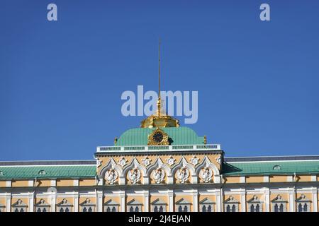 Vista sulla cupola del Palazzo del Grand Cremlino con guglia su cupola vista frontale in una giornata luminosa e senza nuvole Foto Stock