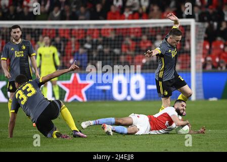 Praga, Repubblica Ceca. 14th Apr 2022. (L-R) Ciriel Desser di Feyenoord, Aiham Ousou di Slavia e Jens Toornstra di Feyenoord in azione durante la conferenza Lega ritorno partita Slavia Praha vs Feyenoord Rotterdam a Praga, Repubblica Ceca, 14 aprile 2022. Credit: Ondrej Deml/CTK Photo/Alamy Live News Foto Stock