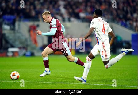 Jarrod Bowen (a sinistra) di West Ham United segna il terzo goal della partita durante la finale del quarto della UEFA Europa League, seconda tappa al Groupama Stadium di Lione, Francia. Data foto: Giovedì 14 aprile 2022. Foto Stock