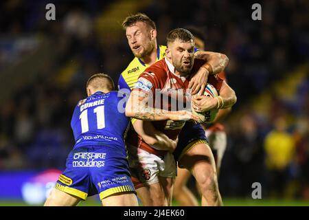 Warrington, Regno Unito. 14th Apr 2022. Ryan Lannon #16 di Salford Red Devils è affrontato da ben Currie #11 e Mike Cooper #10 di Warrington Wolves a Warrington, Regno Unito il 4/14/2022. (Foto di Simon Whitehead/News Images/Sipa USA) Credit: Sipa USA/Alamy Live News Foto Stock