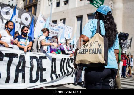 Buenos Aires, Argentina. 13th Apr 2022. I manifestanti hanno un banner che dice: Abbastanza regolazione, lavoro genuino durante la dimostrazione. Le organizzazioni di sinistra che compongono l'unità Piquetera hanno di nuovo effettuato una mobilitazione verso la Piazza di Maggio a causa della mancanza di risposte alle loro richieste sociali da parte del Ministro dello sviluppo sociale, John Zabaleta. Credit: SOPA Images Limited/Alamy Live News Foto Stock