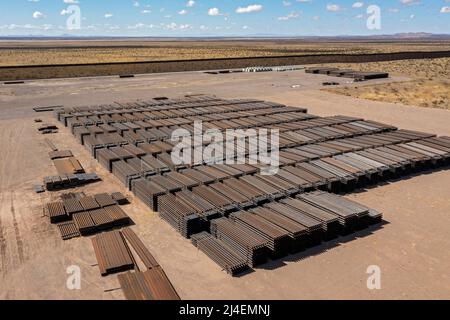 Columbus, New Mexico - i pannelli di fence per la barriera lungo il confine tra Stati Uniti e Messico si trovano inutilizzati., accanto ad una sezione esistente della recinzione, più di un voi Foto Stock