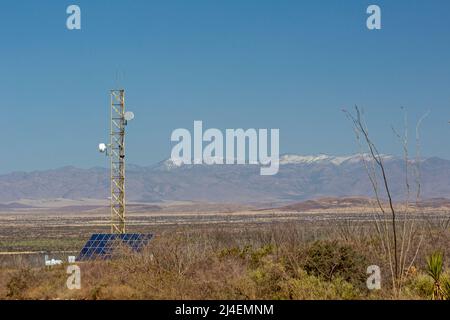 Douglas, Arizona - una torre di sorveglianza della pattuglia di confine degli Stati Uniti vicino al confine messicano. Nelle aree remote, la pattuglia di confine ha aumentato la sua dipendenza da s. Foto Stock