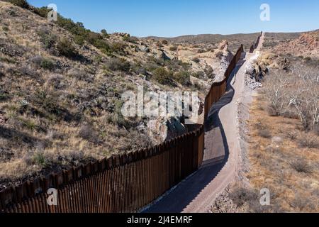 Douglas, Arizona - la recinzione di confine tra Stati Uniti e Messico nel Guadalupe Canyon. Il presidente Joe Biden ha arrestato la nuova costruzione della recinzione in questa regione remota A. Foto Stock
