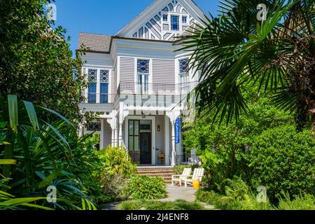 NEW ORLEANS, LA, USA - 8 APRILE 2022: Thomas Sulley Cottage al 4827 St. Charles Avenue, costruito nel 1884 Foto Stock