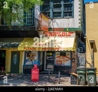 NEW ORLEANS, LA, USA - 10 APRILE 2022: Vista frontale del Please-U Restaurant su St. Charles Avenue Foto Stock