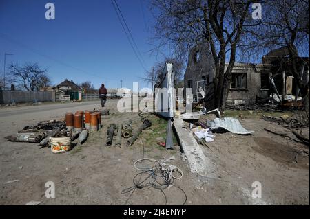 Andriivka, Ucraina. 14th Apr 2022. Ordine militare dopo il ritiro russo nel villaggio di Andriivka, nella regione di Kyiv, a circa 50 km da Kyiv. Giovedì 14 aprile, il Parlamento ucraino ha riconosciuto la guerra russa come genocidio contro l'Ucraina. I deputati hanno votato a favore della risoluzione sulla dichiarazione del Parlamento ucraino sulla commissione del genocidio della Federazione russa in Ucraina. Credit: ZUMA Press, Inc./Alamy Live News Foto Stock