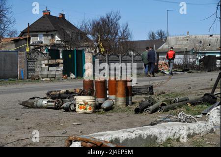 Andriivka, Ucraina. 14th Apr 2022. Ordine militare dopo il ritiro russo nel villaggio di Andriivka, nella regione di Kyiv, a circa 50 km da Kyiv. Giovedì 14 aprile, il Parlamento ucraino ha riconosciuto la guerra russa come genocidio contro l'Ucraina. I deputati hanno votato a favore della risoluzione sulla dichiarazione del Parlamento ucraino sulla commissione del genocidio della Federazione russa in Ucraina. Credit: ZUMA Press, Inc./Alamy Live News Foto Stock