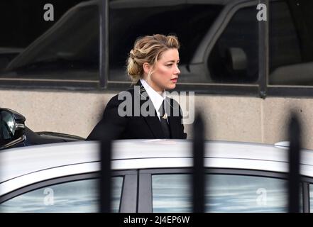 Fairfax, Vereinigte Staaten. 13th Apr 2022. Amber Heard arriva per il suo processo al tribunale della contea di Fairfax, Virginia, mercoledì 13 aprile 2022. Credit: Ron Sachs/CNP (RESTRIZIONE: NO New York o New Jersey Quotidiani o giornali entro un raggio di 75 miglia da New York City) Credit: dpa/Alamy Live News Foto Stock